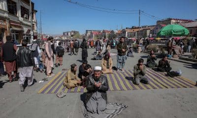 KABUL (Afghanistan), 27/02/2026.- Afganos musulmanes durante un rezo en Kabúl, Afganistán. EFE/EPA/SAMIULLAH POPAL