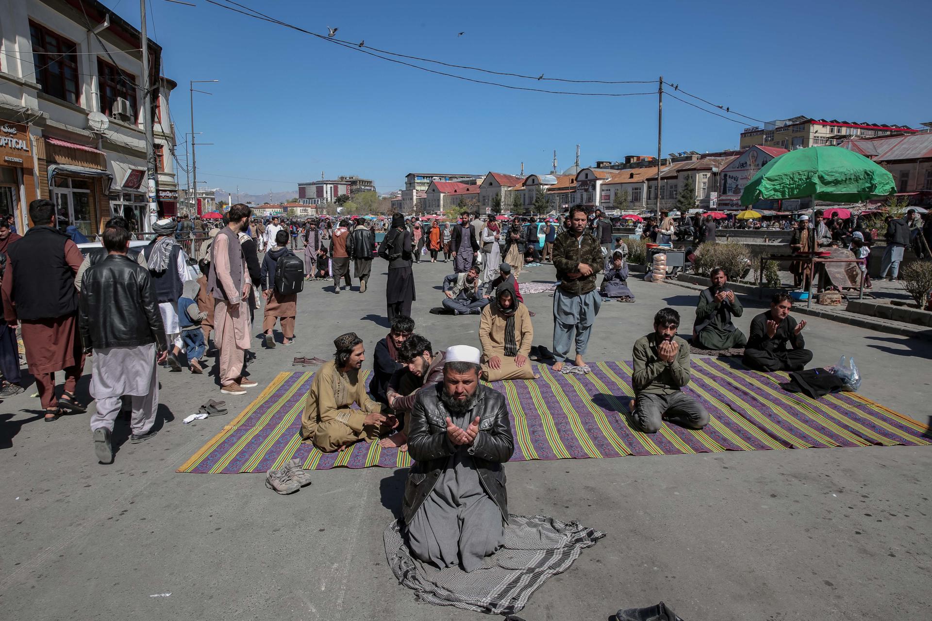KABUL (Afghanistan), 27/02/2026.- Afganos musulmanes durante un rezo en Kabúl, Afganistán. EFE/EPA/SAMIULLAH POPAL
