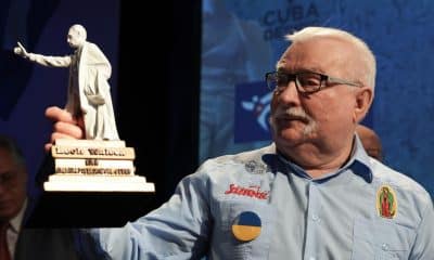 El expresidente de Polonia Lech Walesa sostiene una estatuilla este jueves, en el Museo de la Diáspora Cubana en Miami (EE.UU.). EFE/ Alberto Boal