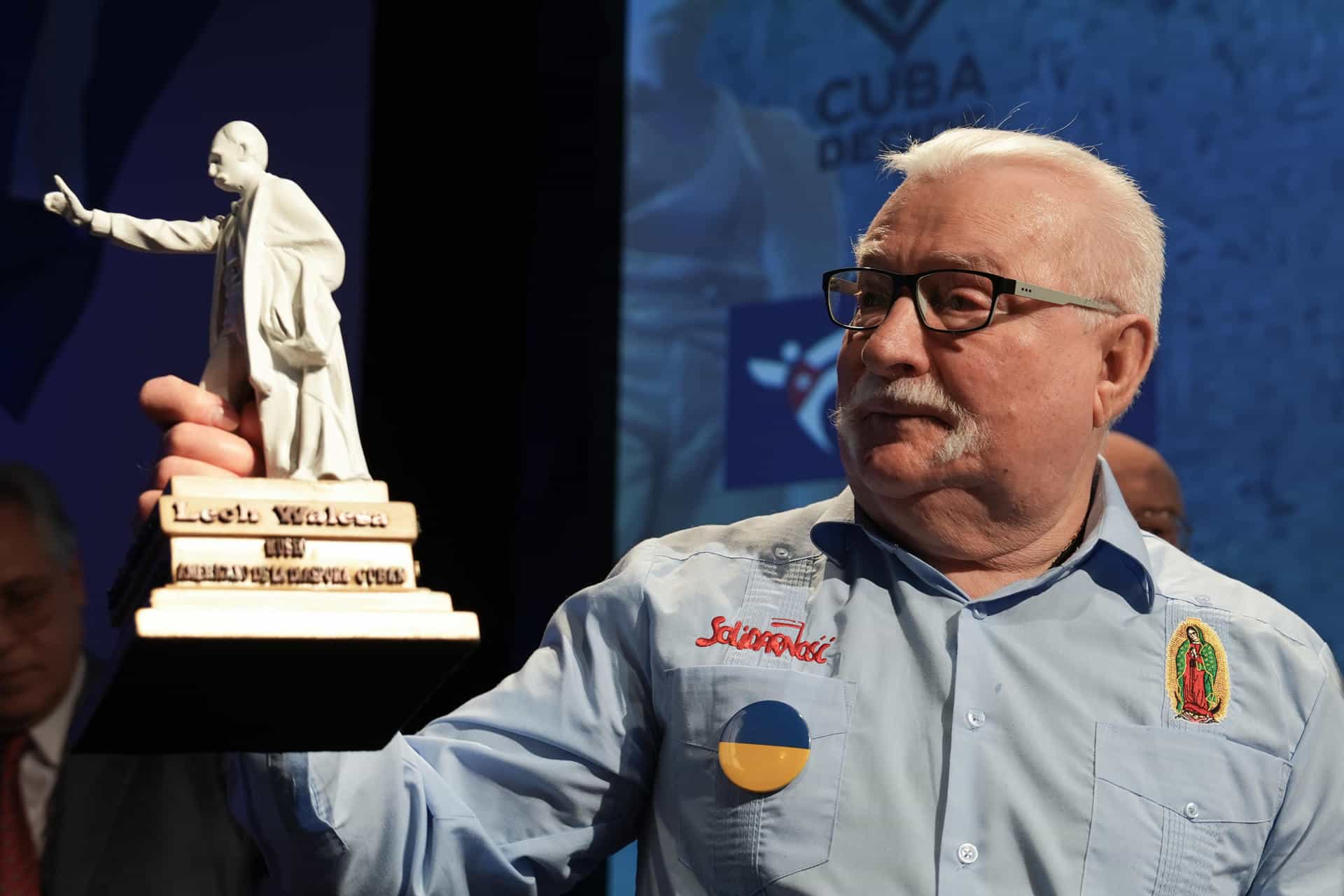 El expresidente de Polonia Lech Walesa sostiene una estatuilla este jueves, en el Museo de la Diáspora Cubana en Miami (EE.UU.). EFE/ Alberto Boal