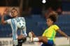 Adrielly (d), de Brasil, disputa un balón con Luzmila Ramírez, de Argentina, en el Sudamericano Femenino Sub-20 entre Brasil y Argentina en Paraguay. EFE/Juan Pablo Pino
