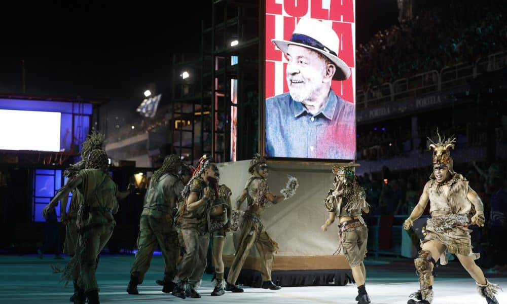 Integrantes de la escuela de samba Académicos de Niteroi desfilan con una imagen de fondo del presidente de Brasil, Luiz Inácio Lula da Silva, el 15 de febrero de 2026, en el sambódromo de Río de Janeiro (Brasil). EFE/ Antonio Lacerda