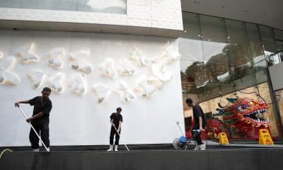Bangkok (Thailand), 14/02/2026. Hombres limpian la entrada de un centro comercial en Bangkok, Tailandia. EFE/EPA/RUNGROJ YONGRIT