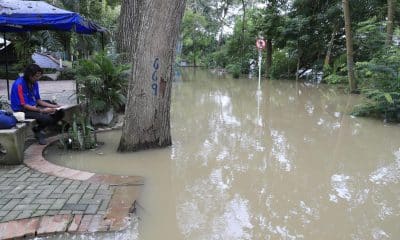 Fotografía que muestra una zona afectada este sábado en el parque lineal La Ronda del Sinú, debido a inundaciones por el desbordamiento del río Sinú en Montería (Colombia).EFE/ Carlos Ortega