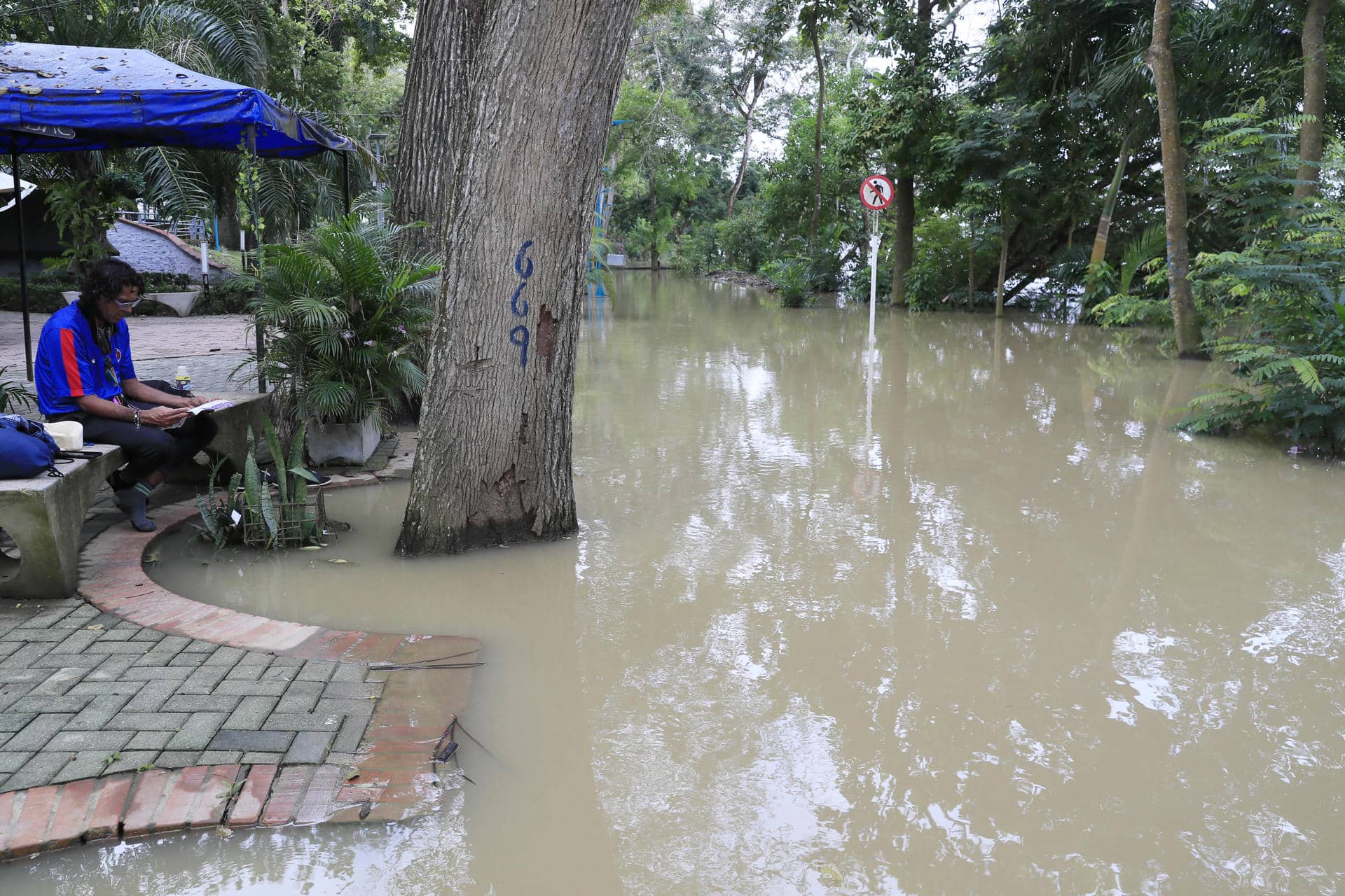 Fotografía que muestra una zona afectada este sábado en el parque lineal La Ronda del Sinú, debido a inundaciones por el desbordamiento del río Sinú en Montería (Colombia).EFE/ Carlos Ortega
