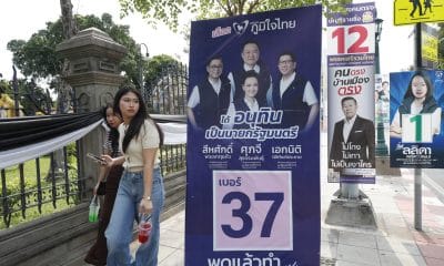 Un cartel electoral en Bangkok donde aparece Anutin Charnvirakul, el primer ministro interino y líder del partido Bhumjaithai, y otros miembros de su formación
EFE/EPA/RUNGROJ YONGRIT