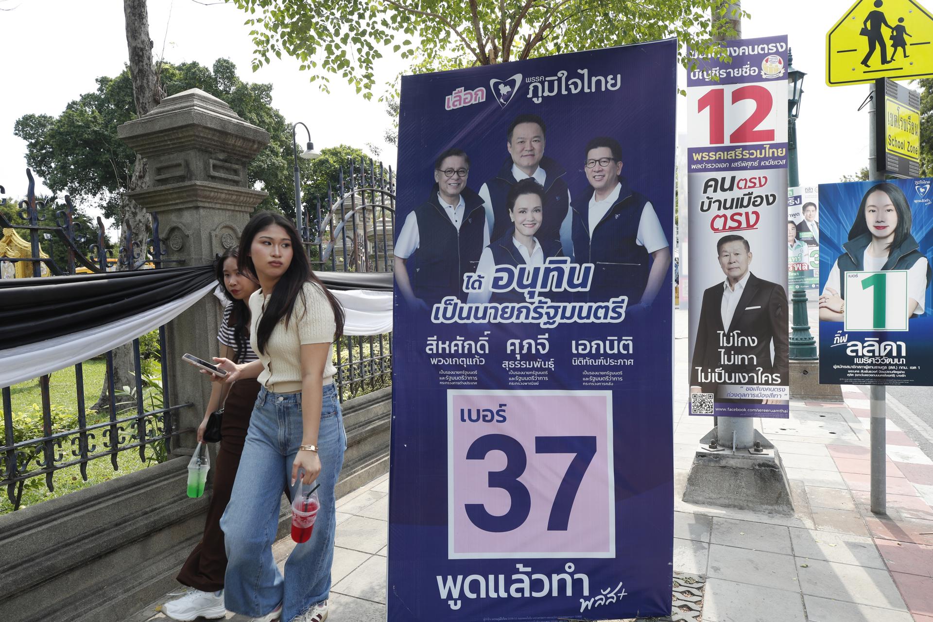 Un cartel electoral en Bangkok donde aparece Anutin Charnvirakul, el primer ministro interino y líder del partido Bhumjaithai, y otros miembros de su formación
EFE/EPA/RUNGROJ YONGRIT