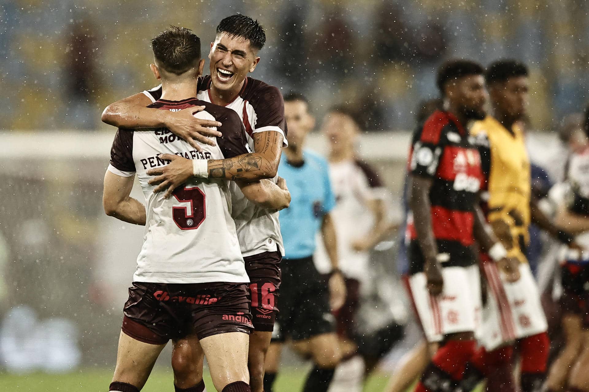 Matías Sepúlveda (atrás) celebra con Felipe Peña Biafore (i) de Lanús este jueves al ganar la Recopa Sudamericana en Rio de Janeiro (Brasil) ante Flamengo. EFE/ Andre Coelho