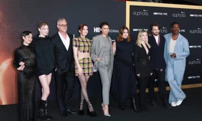 El actor estadounidense Eric Dane (3-i), fallecido el jueves a los 53 años debido a la ELA, posa junto al resto del elenco de la serie 'Euphoria', incluido su creador Sam Levinson (2-d), durante un acto el 20 de abril de 2022 en el museo de la Academia en Los Ángeles. EFE/EPA/DAVID SWANSON