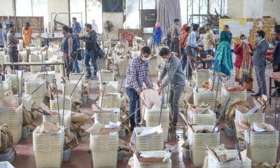 Dhaka (Bangladesh), 11/02/2026.- Personas preparan el material para las elecciones en Daca, Bangladés. (Elecciones) EFE/EPA/MONIRUL ALAM