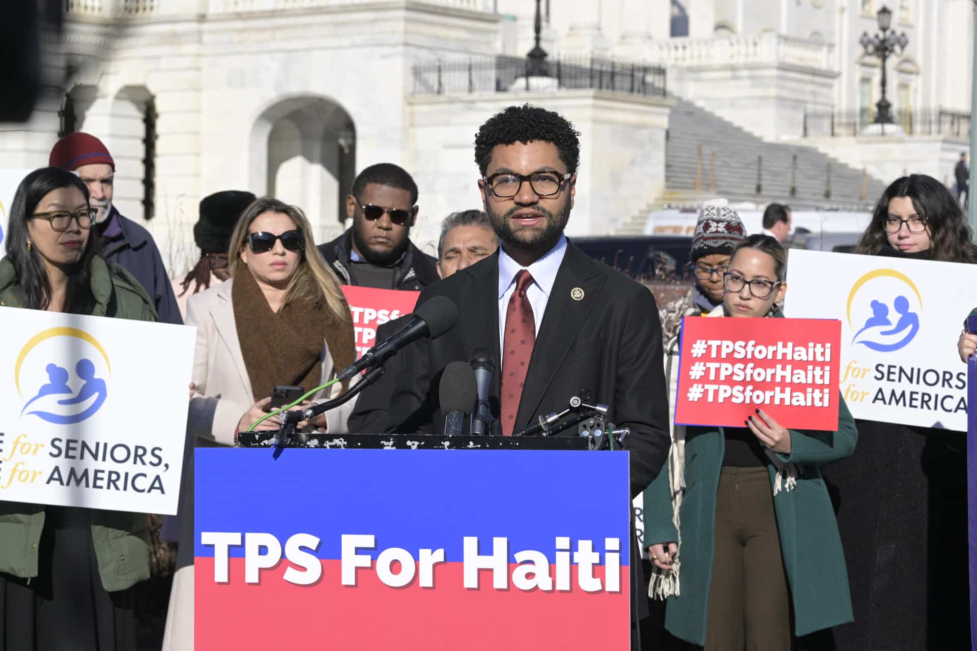 Fotografía del 22 de enero de 2026 que muestra al congresista demócrata por Florida, Maxwell Frost, hablando durante una rueda de prensa sobre el Estatus de Protección Temporal (TPS) en el triángulo del Congreso en Washington (Estados Unidos). EFE/Lenin Nolly