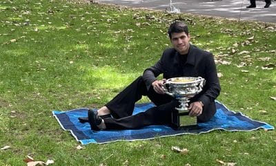 El tenista español Carlos Alcaraz posa con el trofeo del Abierto de Australia en Melbourne (Australia). EFE/ Edurne Morillo