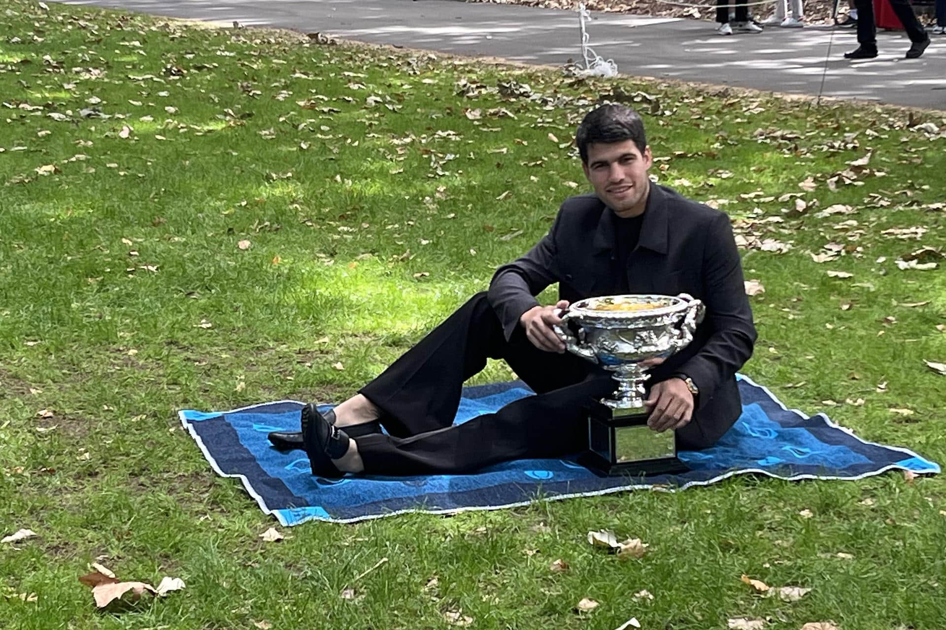 El tenista español Carlos Alcaraz posa con el trofeo del Abierto de Australia en Melbourne (Australia). EFE/ Edurne Morillo