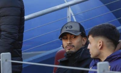 Los jugadores del Barcelona Raphinha (i) y Pedri siguen desde la grada el partido de LaLiga de fútbol entre el Barcelona y el Mallorca, este pasado sábado en el Camp Nou. EFE/ Quique García