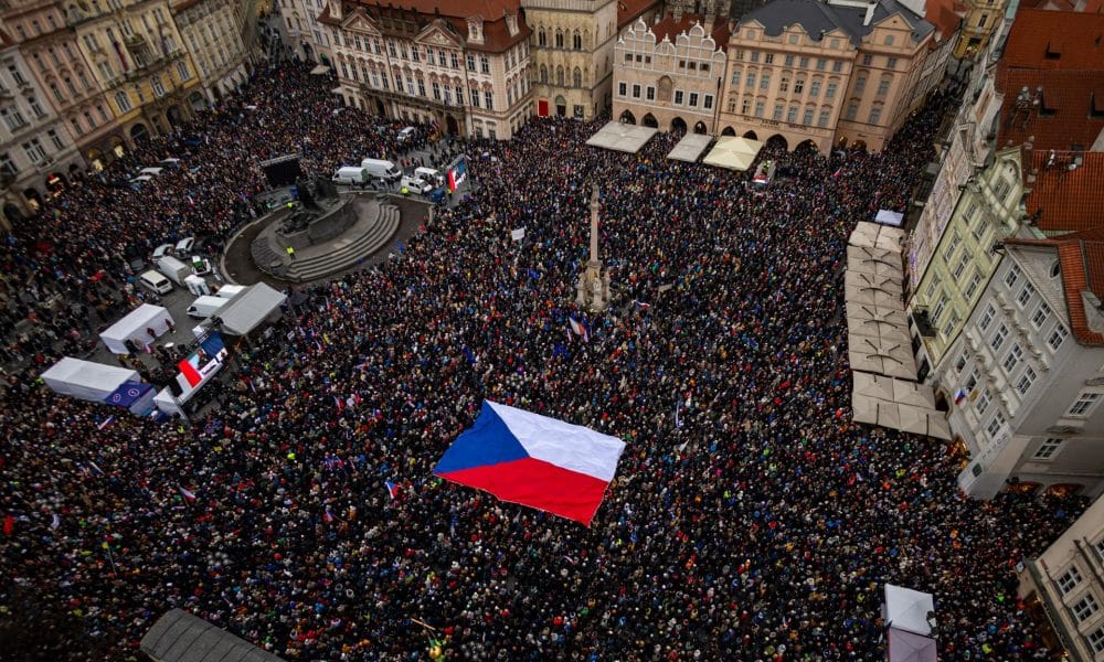 Varias personas portan una gran bandera nacional checa mientras participan en una protesta en apoyo al presidente checo, Petr Pavel, en la Plaza de la Ciudad Vieja de Praga, República Checa, el 1 de febrero de 2026. Los organizadores estiman que entre 80.000 y 90.000 personas llenan la plaza y partes de la Plaza de Wenceslao durante una protesta vinculada a una disputa sobre la decisión de no nombrar al diputado Filip Turek como ministro de Medio Ambiente, en la que participa Petr Macinka, líder del partido Automovilistas.
(Protestas, República Checa, Praga) EFE/EPA/MARTIN DIVISEK