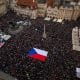 Varias personas portan una gran bandera nacional checa mientras participan en una protesta en apoyo al presidente checo, Petr Pavel, en la Plaza de la Ciudad Vieja de Praga, República Checa, el 1 de febrero de 2026. Los organizadores estiman que entre 80.000 y 90.000 personas llenan la plaza y partes de la Plaza de Wenceslao durante una protesta vinculada a una disputa sobre la decisión de no nombrar al diputado Filip Turek como ministro de Medio Ambiente, en la que participa Petr Macinka, líder del partido Automovilistas.
(Protestas, República Checa, Praga) EFE/EPA/MARTIN DIVISEK