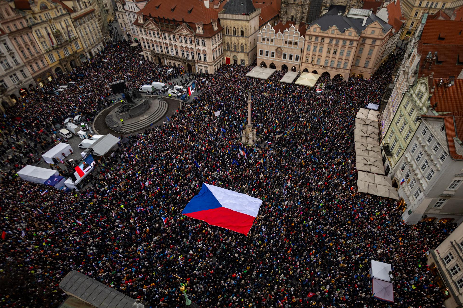 Varias personas portan una gran bandera nacional checa mientras participan en una protesta en apoyo al presidente checo, Petr Pavel, en la Plaza de la Ciudad Vieja de Praga, República Checa, el 1 de febrero de 2026. Los organizadores estiman que entre 80.000 y 90.000 personas llenan la plaza y partes de la Plaza de Wenceslao durante una protesta vinculada a una disputa sobre la decisión de no nombrar al diputado Filip Turek como ministro de Medio Ambiente, en la que participa Petr Macinka, líder del partido Automovilistas.
(Protestas, República Checa, Praga) EFE/EPA/MARTIN DIVISEK