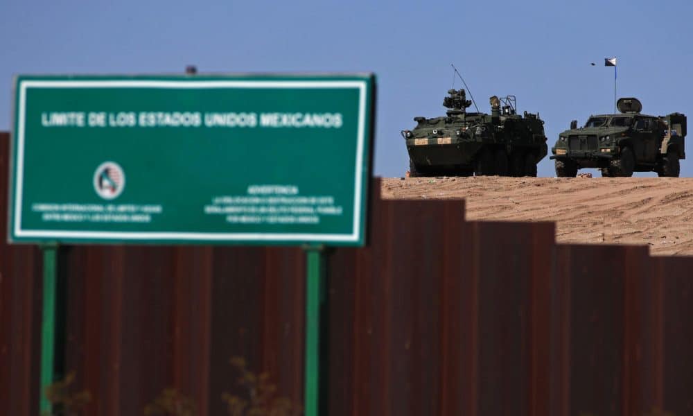 Vehículos militares del ejercito de Estados Unidos vigilan la frontera con México este sábado, en Ciudad Juárez (México). EFE/ Luis Torres