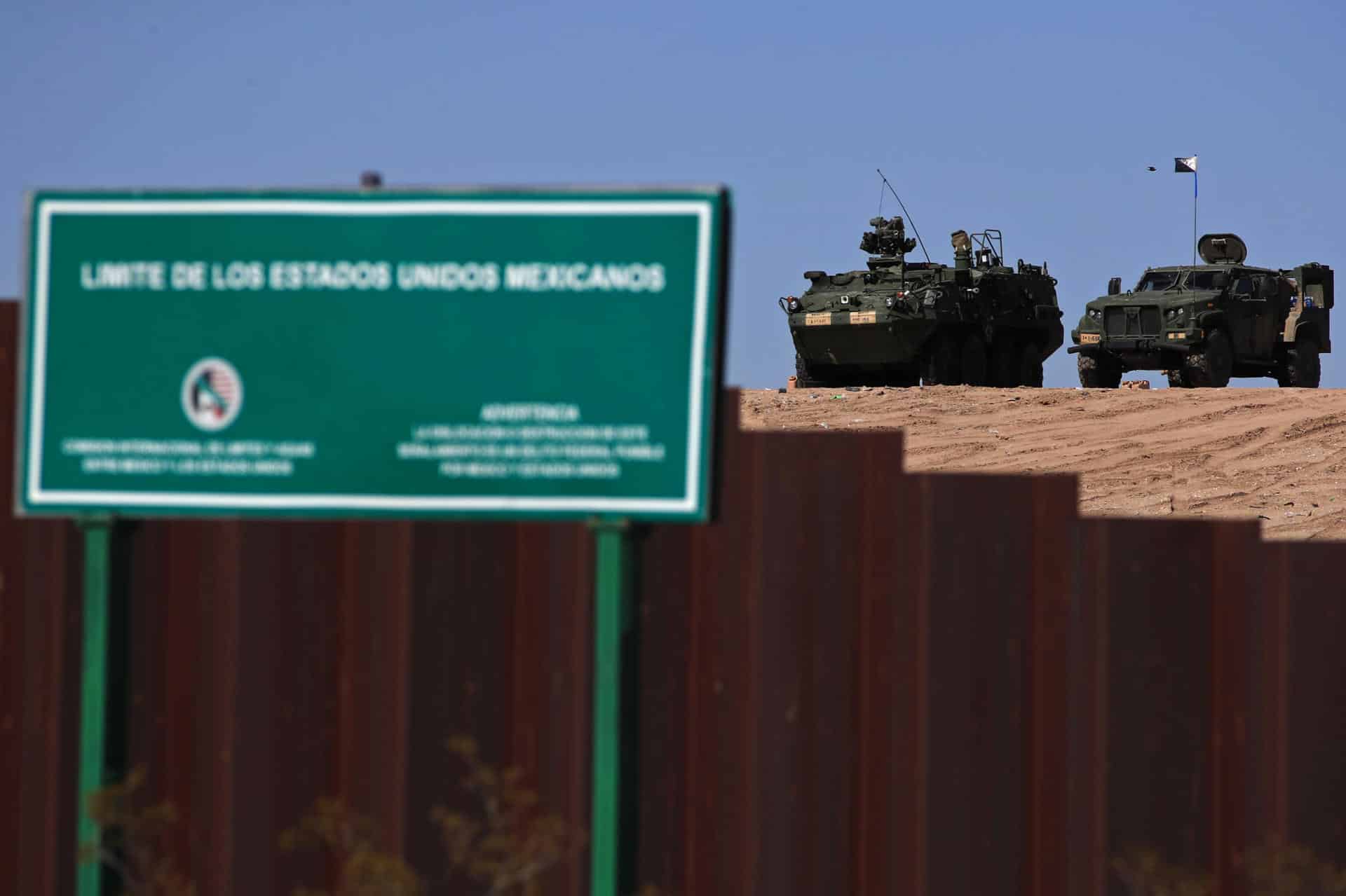Vehículos militares del ejercito de Estados Unidos vigilan la frontera con México este sábado, en Ciudad Juárez (México). EFE/ Luis Torres