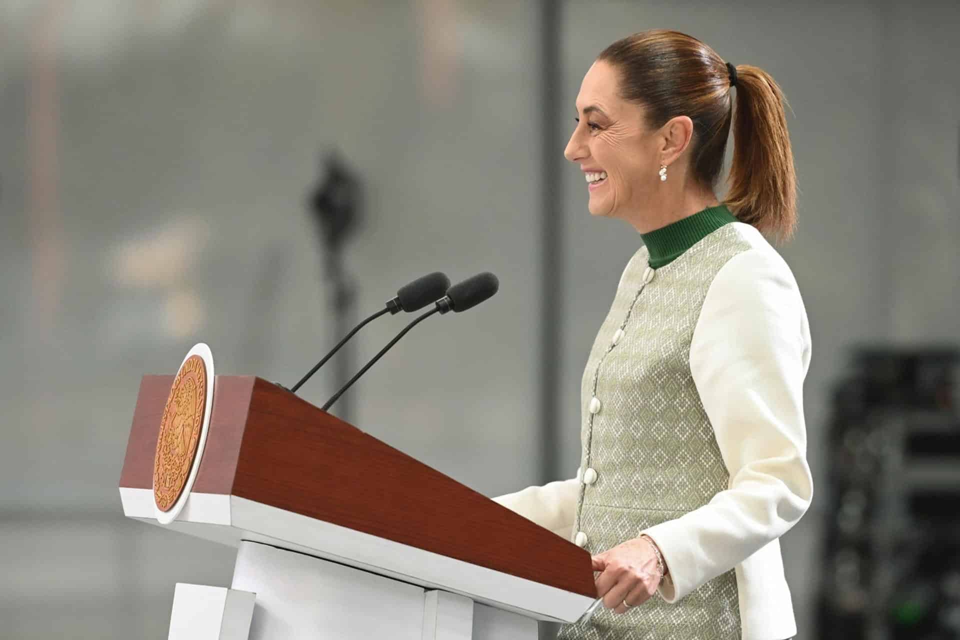 Fotografía cedida por la presidencia de México, que muestra a la mandataria mexicana, Claudia Sheinbaum, hablando en una rueda de prensa este viernes, en Guanajuato (México). EFE/ Presidencia de México /SOLO USO EDITORIAL/ NO VENTAS/ SOLO DISPONIBLE PARA ILUSTRAR LA NOTICIA QUE ACOMPAÑA (CRÉDITO OBLIGATORIO)
