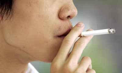 En la imagen de archivo, un hombre fuma en una calle de Pekín (China) . EFE/Michael Reynolds