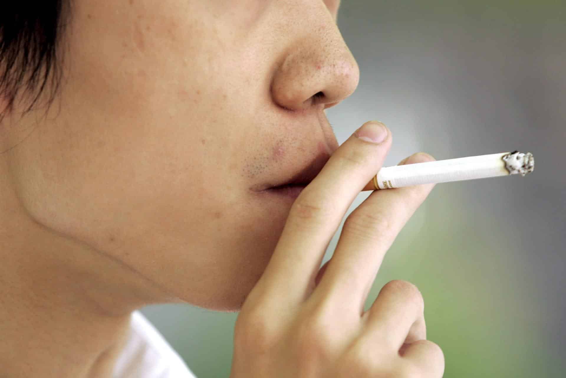 En la imagen de archivo, un hombre fuma en una calle de Pekín (China) . EFE/Michael Reynolds