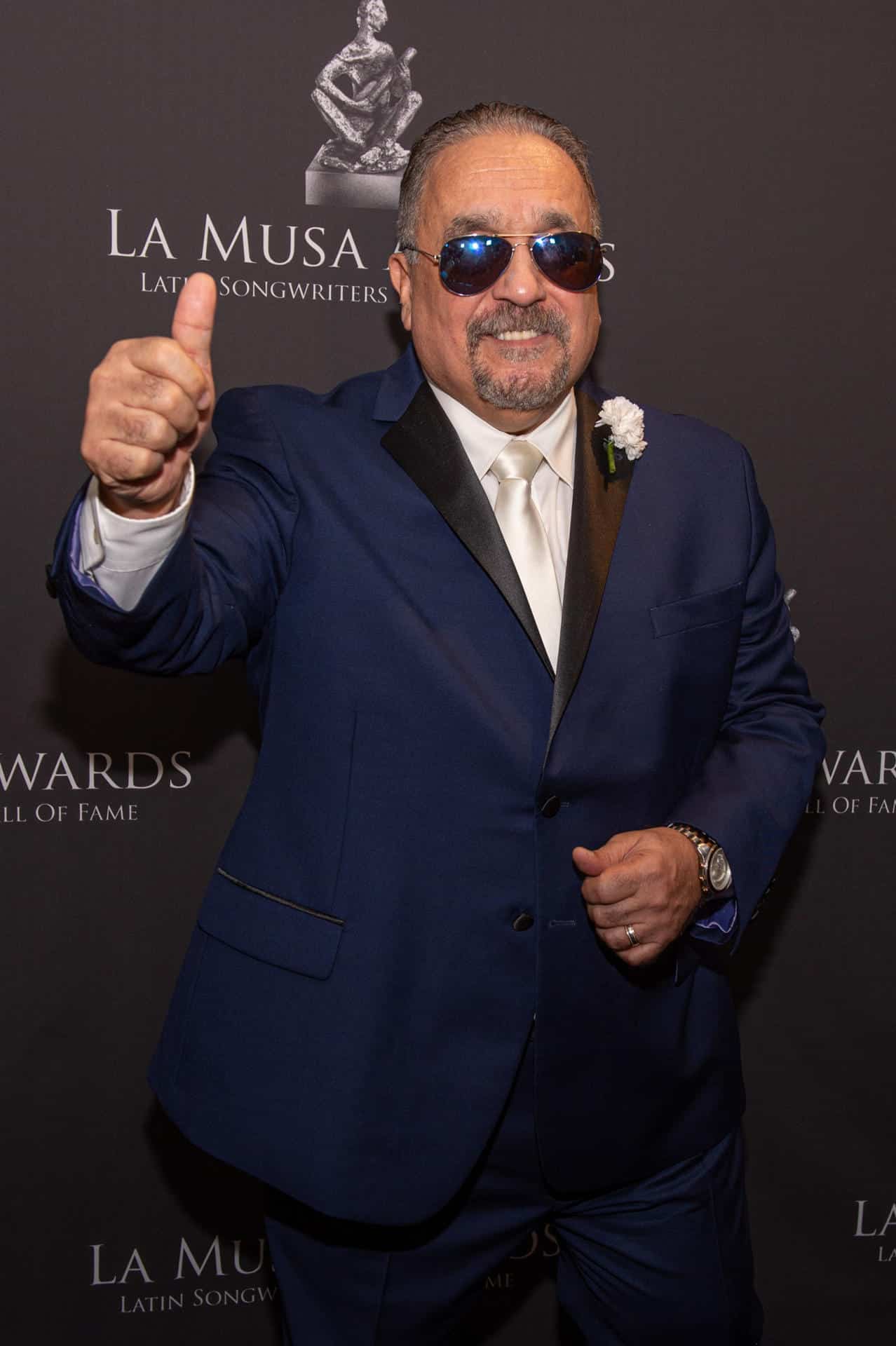 Fotografía de archivo del 24 de octubre de 2019 que muestra al músico y compositor de salsa Willie Colón posan en la alfombra de La Musa Awards 2019 en el James L. Knight Center de la ciudad de Miami (EE. UU.). EFE/ Giorgio Viera