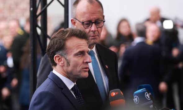 El presidente de Francia, Emmanuel Macron (i), y el canciller de Alemania, Friedrich Merz, hablan con la prensa al llegar a la reunión informal de líderes de la UE este jueves en el Castillo de Alden Biesen en Bilzen, Bélgica. EFE/EPA/OLIVIER HOSLET