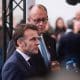 El presidente de Francia, Emmanuel Macron (i), y el canciller de Alemania, Friedrich Merz, hablan con la prensa al llegar a la reunión informal de líderes de la UE este jueves en el Castillo de Alden Biesen en Bilzen, Bélgica. EFE/EPA/OLIVIER HOSLET