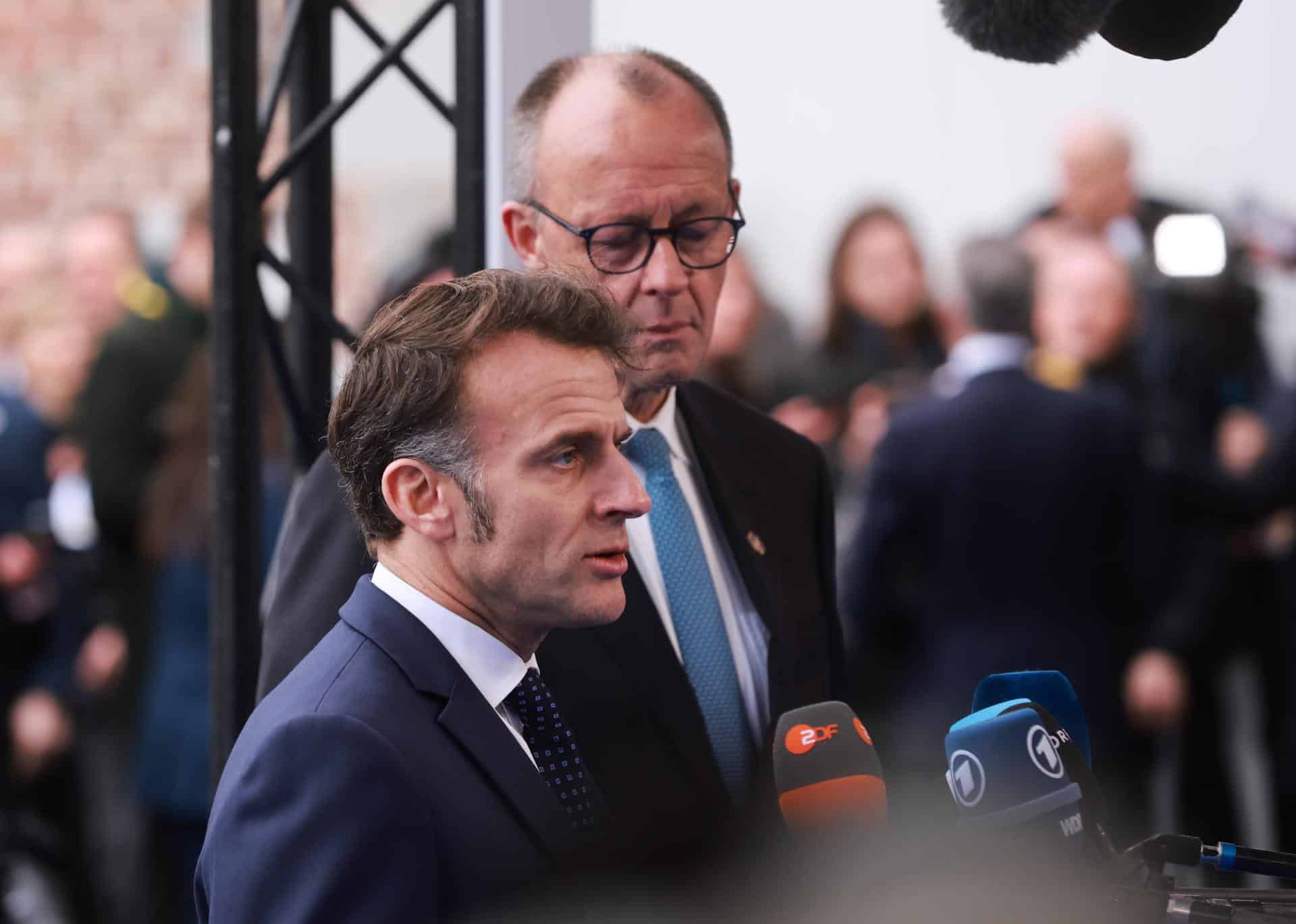 El presidente de Francia, Emmanuel Macron (i), y el canciller de Alemania, Friedrich Merz, hablan con la prensa al llegar a la reunión informal de líderes de la UE este jueves en el Castillo de Alden Biesen en Bilzen, Bélgica. EFE/EPA/OLIVIER HOSLET