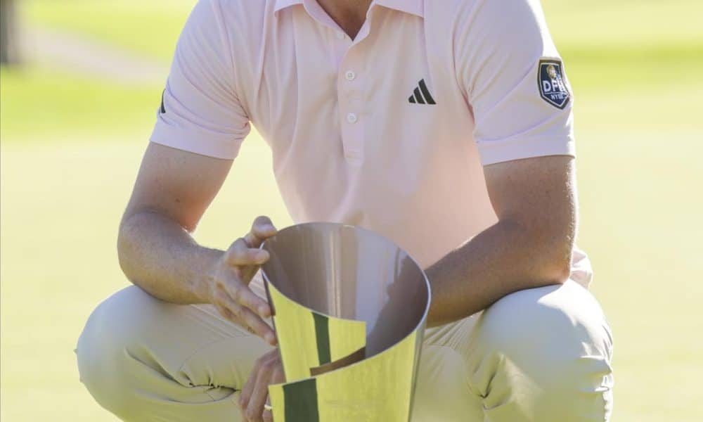 El estadounidense Jacob Bridgeman posa con el trofeo tras ganar la ronda final del Genesis Invitational 2026 en el Riviera Country Club en Los Ángeles, California, EE. UU., 22 de febrero de 2026. EFE/EPA/CHRIS TORRES