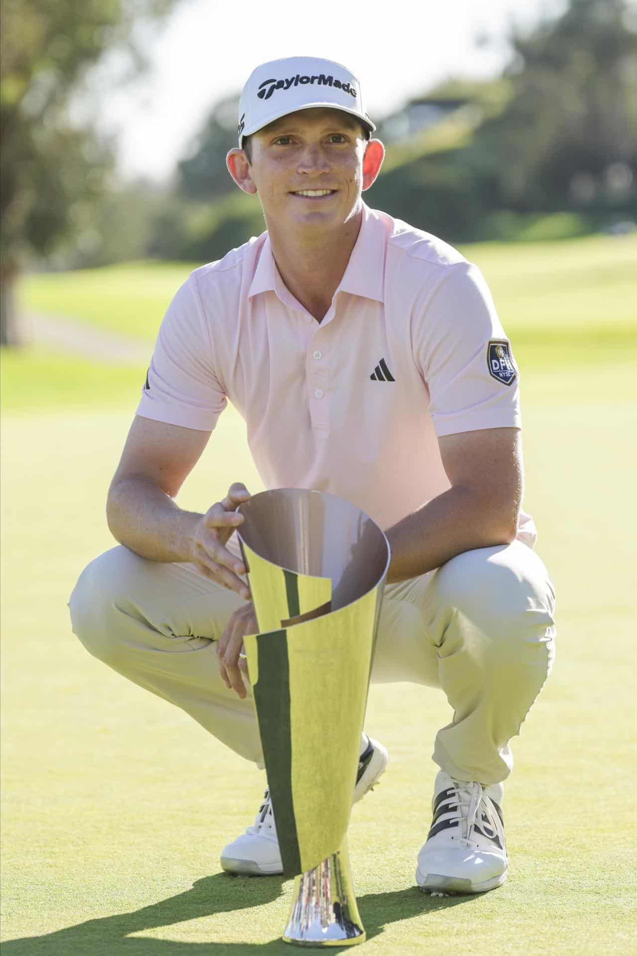 El estadounidense Jacob Bridgeman posa con el trofeo tras ganar la ronda final del Genesis Invitational 2026 en el Riviera Country Club en Los Ángeles, California, EE. UU., 22 de febrero de 2026. EFE/EPA/CHRIS TORRES