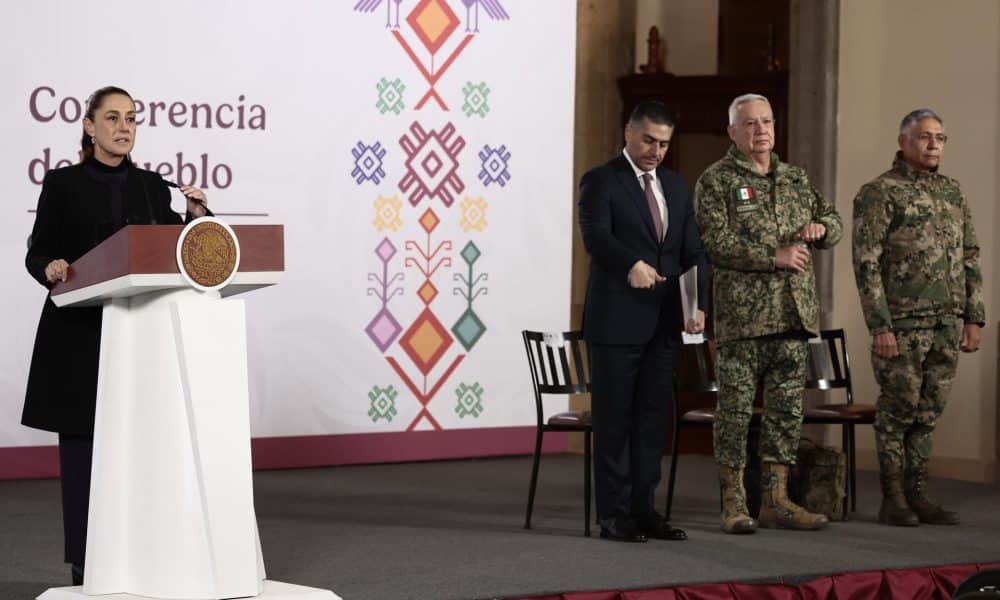 La presidenta de México, Claudia Sheinbaum, habla en una rueda de prensa este lunes, en Palacio Nacional de la Ciudad de México (México). EFE/José Méndez
