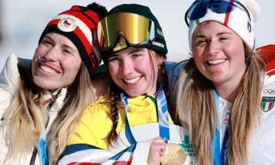 LIVIGNO (Italia), 13/02/2026.- La checa Eva Admczykova (i.) plata en el  boardercross de snowboard, junto a las otras dos medallista, la australiana Josie Baff -flamante campeona olímpica- y la italiana Michela Moioli, que capturó el bronce. EFE/EPA/ALEX PLAVEVSKI