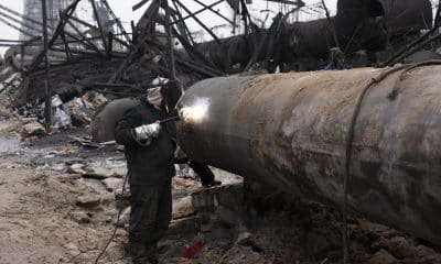 Trabajadores ucranianos reparan una central térmica tras un bombardeo. EFE/EPA/STRINGER