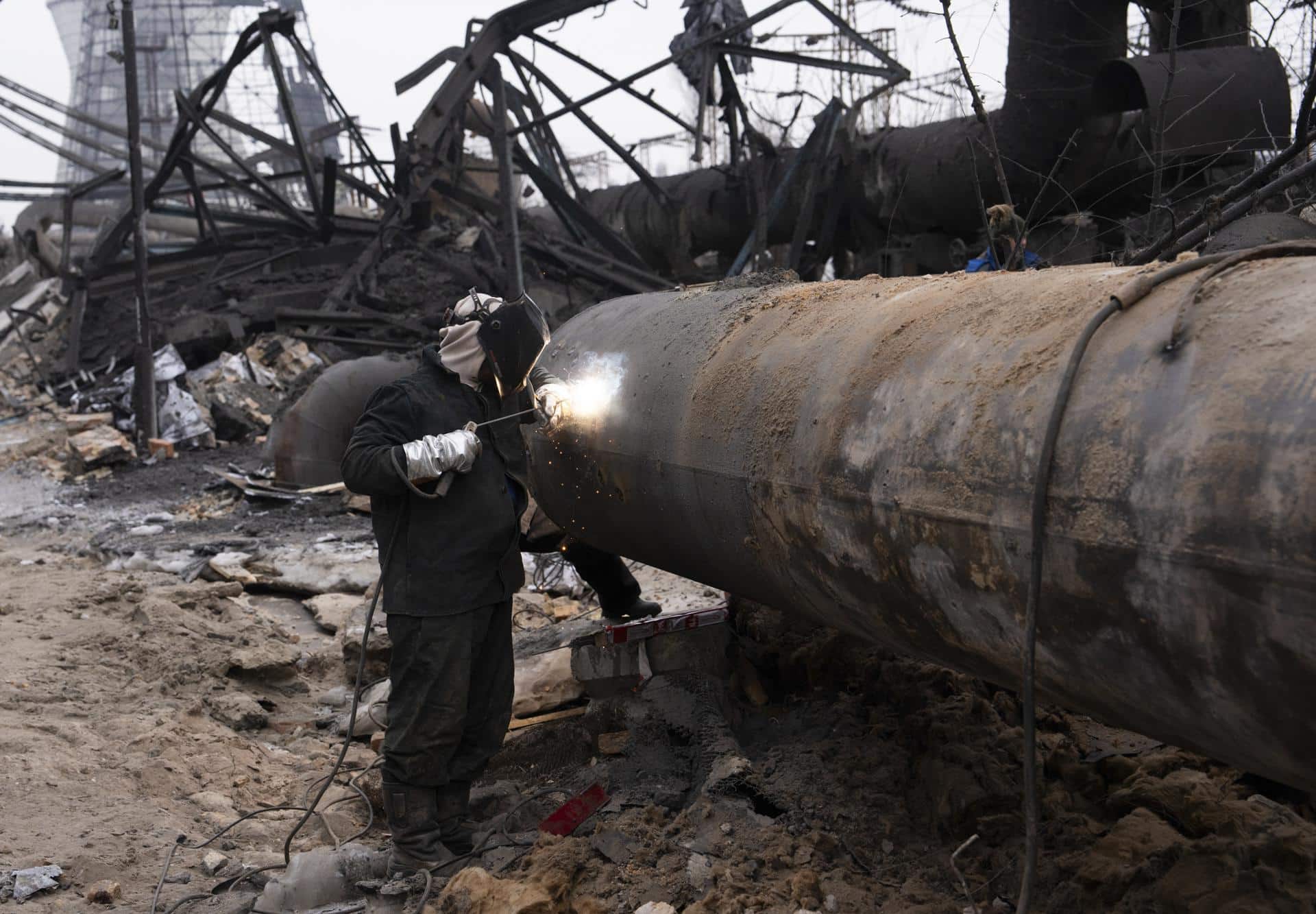 Trabajadores ucranianos reparan una central térmica tras un bombardeo. EFE/EPA/STRINGER