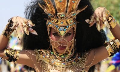 Una integrante de una comparsa participa en el desfile de la Batalla de Flores este sábado, durante el Carnaval de Barranquilla (Colombia). EFE/ Ricardo Maldonado Rozo