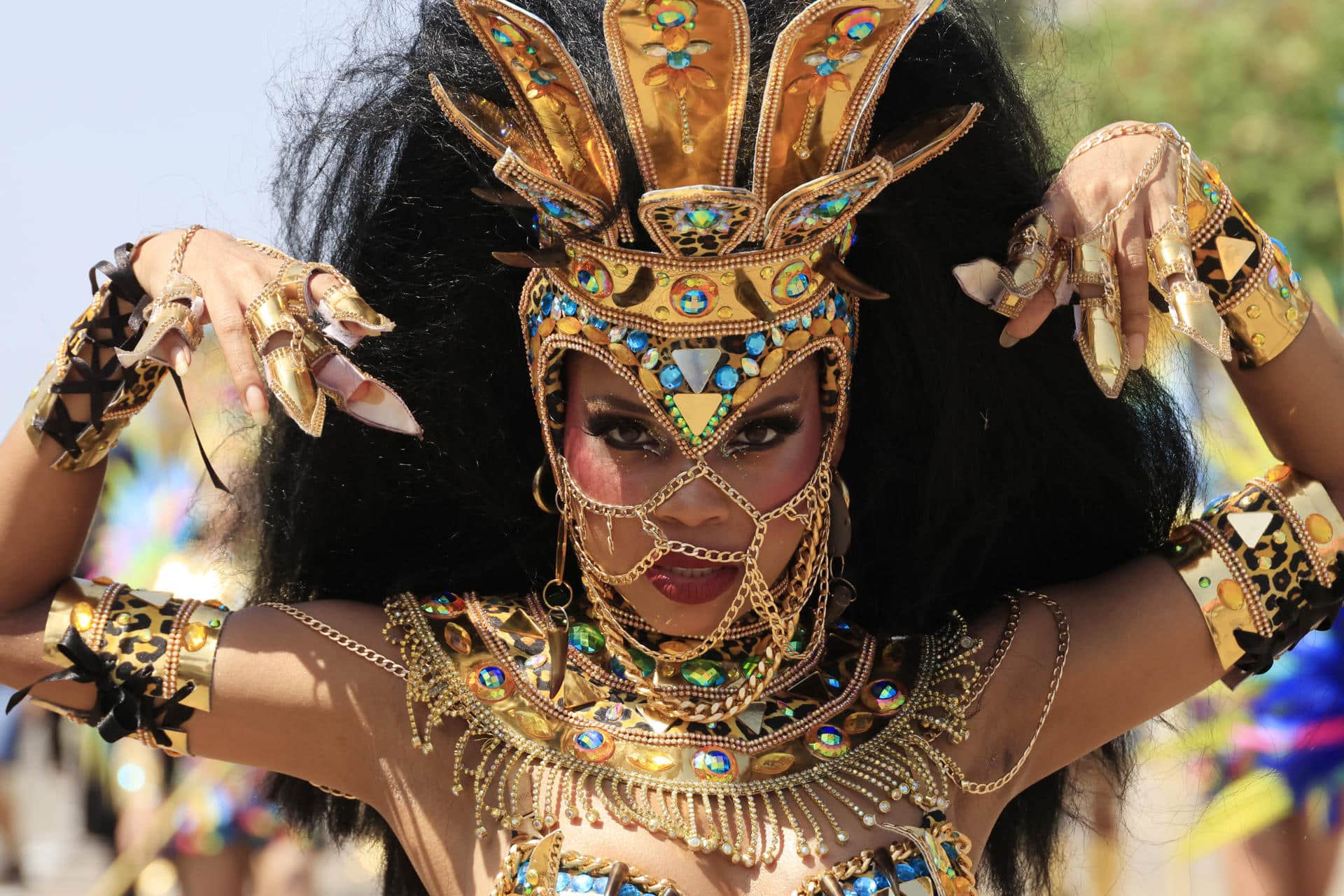 Una integrante de una comparsa participa en el desfile de la Batalla de Flores este sábado, durante el Carnaval de Barranquilla (Colombia). EFE/ Ricardo Maldonado Rozo