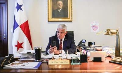 Fotografía cedida por la Presidencia de Panamá que muestra a su mandatario, José Raúl Mulino, hablando por celular con la derechista Laura Fernández tras su triunfo en las elecciones presidenciales de Costa Rica, este lunes, en Ciudad de Panamá (Panamá). EFE/ Presidencia de Panamá