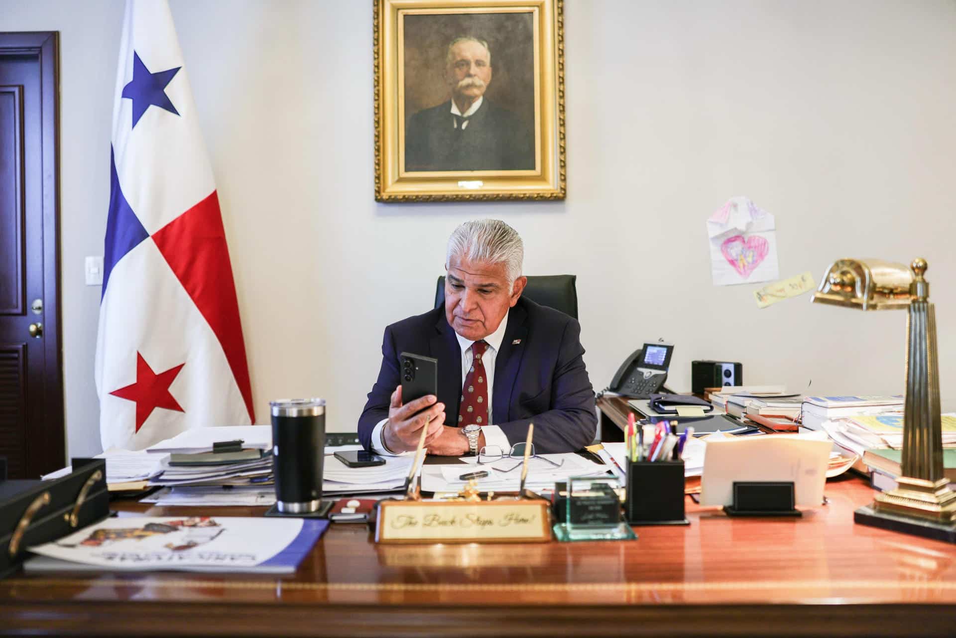Fotografía cedida por la Presidencia de Panamá que muestra a su mandatario, José Raúl Mulino, hablando por celular con la derechista Laura Fernández tras su triunfo en las elecciones presidenciales de Costa Rica, este lunes, en Ciudad de Panamá (Panamá). EFE/ Presidencia de Panamá