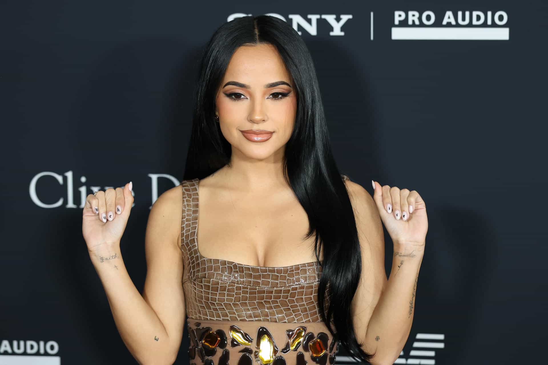 La cantante estadounidense Becky G posa durante la alfombra roja de la pre-gala de los Grammy este sábado, en el hotel Beverly Hilton de Los Ángeles (EE.UU.). EFE/ Octavio Guzmán
