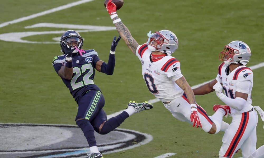 El jugador de los Patriots de origen colombiano Christian Gonzalez (c), durante el Super Bowl ante los Seahawks. EFE/EPA/CHRIS TORRES