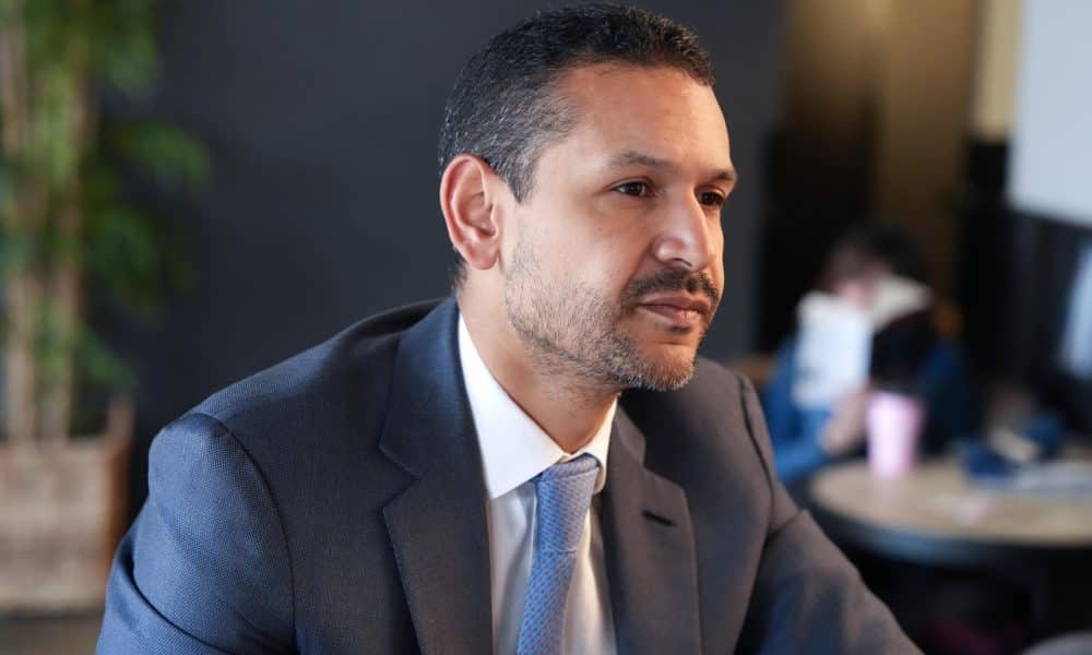 El candidato independiente en las presidenciales de Colombia Daniel Palacios habla durante una entrevista con EFE este martes, en Washington (Estados Unidos). EFE/ Octavio Guzmán