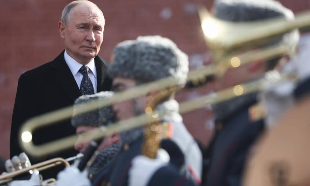 El presidente ruso, Vladímir Putin, este lunes 23 de febrero durante una ceremonia de colocación de coronas en la Tumba del Soldado Desconocido, cerca del Muro del Kremlin, en Moscú. EFE/EPA/YURI KOCHETKOV / SPUTNIK / KREMLIN POOL MANDATORY CREDIT