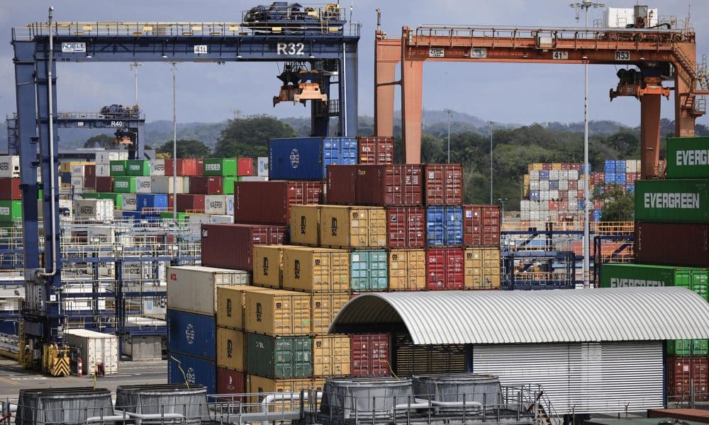 CIUDAD DE PANAMÁ (Panamá), 23/02/2026.- Fotografía que muestra contenedores de carga este lunes, en el Puerto de Balboa en Ciudad de Panamá (Panamá). El Gobierno de Panamá tomó el control de dos puertos cercanos al Canal cuya concesión, en manos de una filial del conglomerado chino CK Hutchison, quedó anulada por un fallo judicial inapelable. EFE/ Bienvenido Velasco