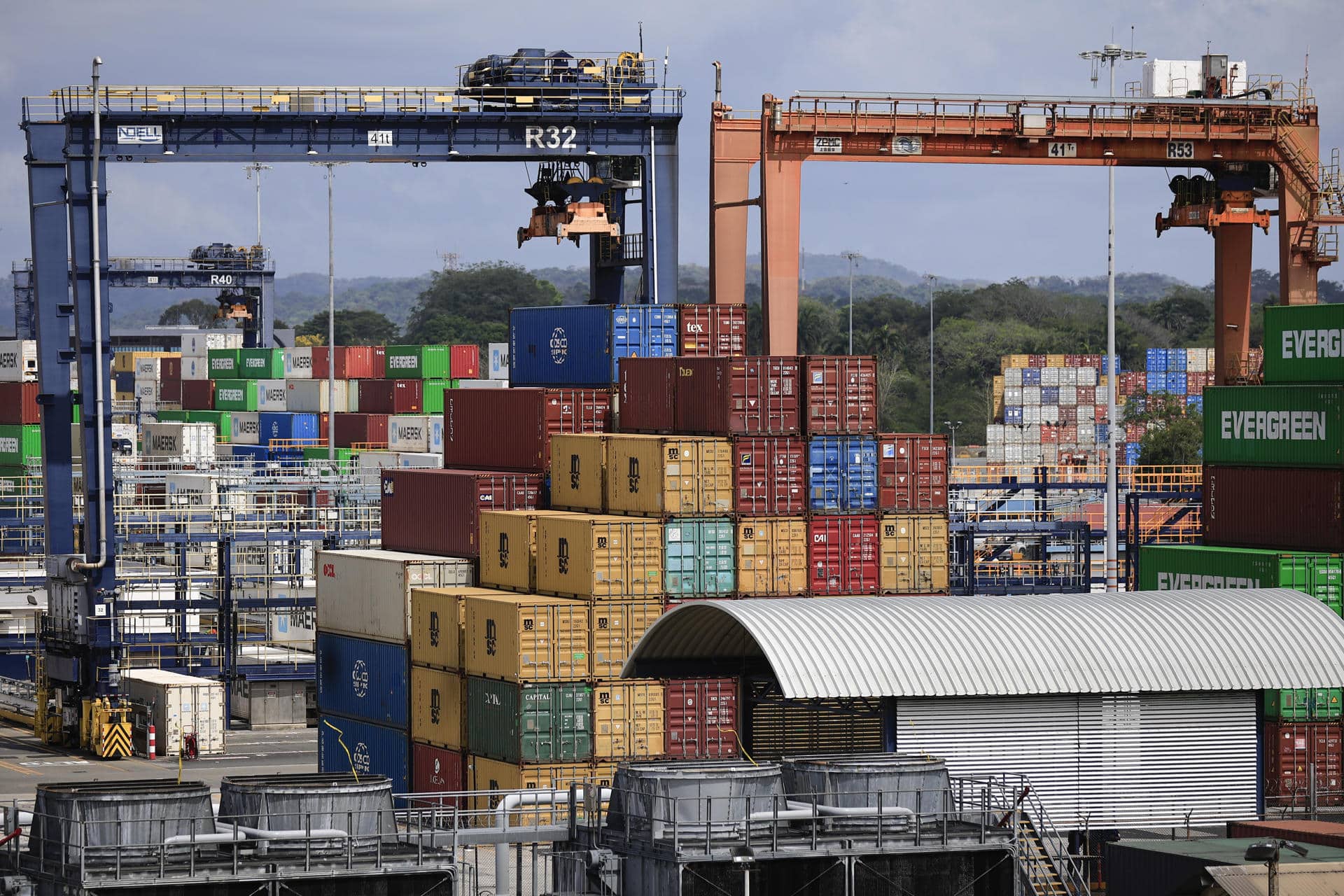 CIUDAD DE PANAMÁ (Panamá), 23/02/2026.- Fotografía que muestra contenedores de carga este lunes, en el Puerto de Balboa en Ciudad de Panamá (Panamá). El Gobierno de Panamá tomó el control de dos puertos cercanos al Canal cuya concesión, en manos de una filial del conglomerado chino CK Hutchison, quedó anulada por un fallo judicial inapelable. EFE/ Bienvenido Velasco
