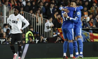 El delantero del Real Madrid Kylian Mbappé (d) celebra con Raúl Asencio (c) tras marcar el segundo gol, durante el partido de LaLiga de fútbol que Valencia CF y Real Madrid disputaron en el estadio de Mestalla. EFE/Biel Aliño