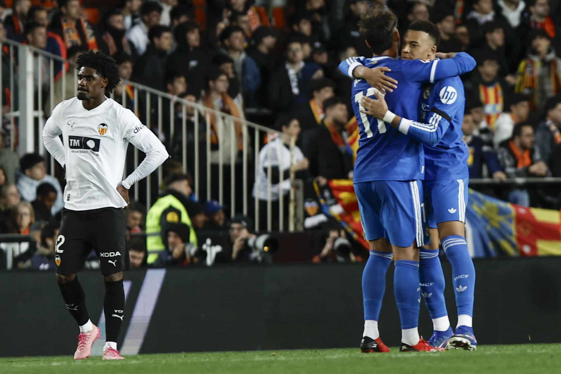 El delantero del Real Madrid Kylian Mbappé (d) celebra con Raúl Asencio (c) tras marcar el segundo gol, durante el partido de LaLiga de fútbol que Valencia CF y Real Madrid disputaron en el estadio de Mestalla. EFE/Biel Aliño