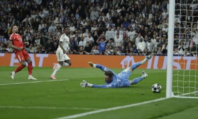 El delantero del Real Madrid Vinicius Junior (c) marca su gol ante el Benfica durante el partido de vuelta de la fase de acceso a los octavos de la Liga de Campeones que Real Madrid y Benfica disputaron en el estadio Santiago Bernabéu, en Madrid. EFE/Juanjo Martín