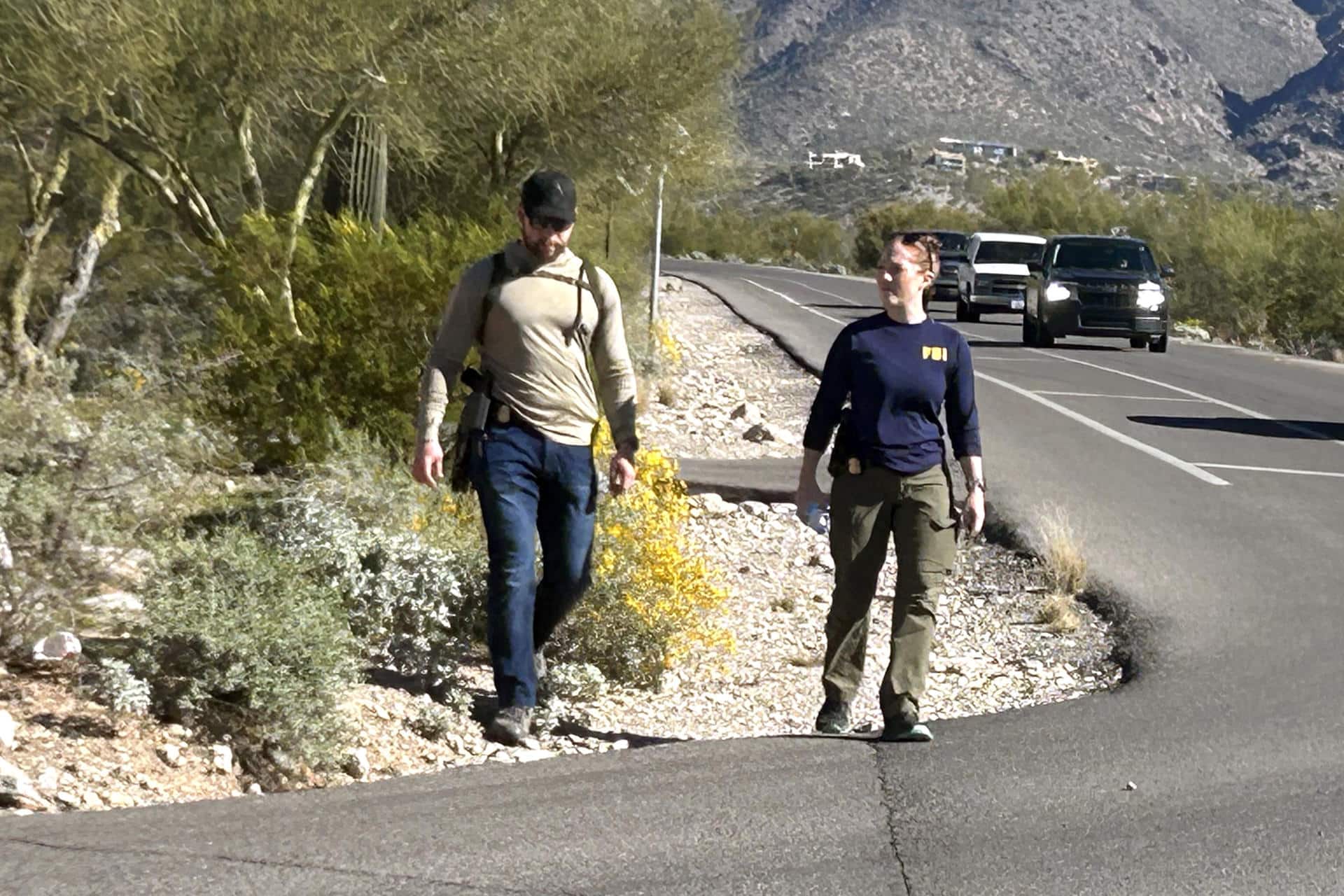 Dos agentes del FBI investigan en la zona que rodea la casa de Nancy Guthrie en Catalina Foothills, (Az, EE.UU.). EFE/ María León